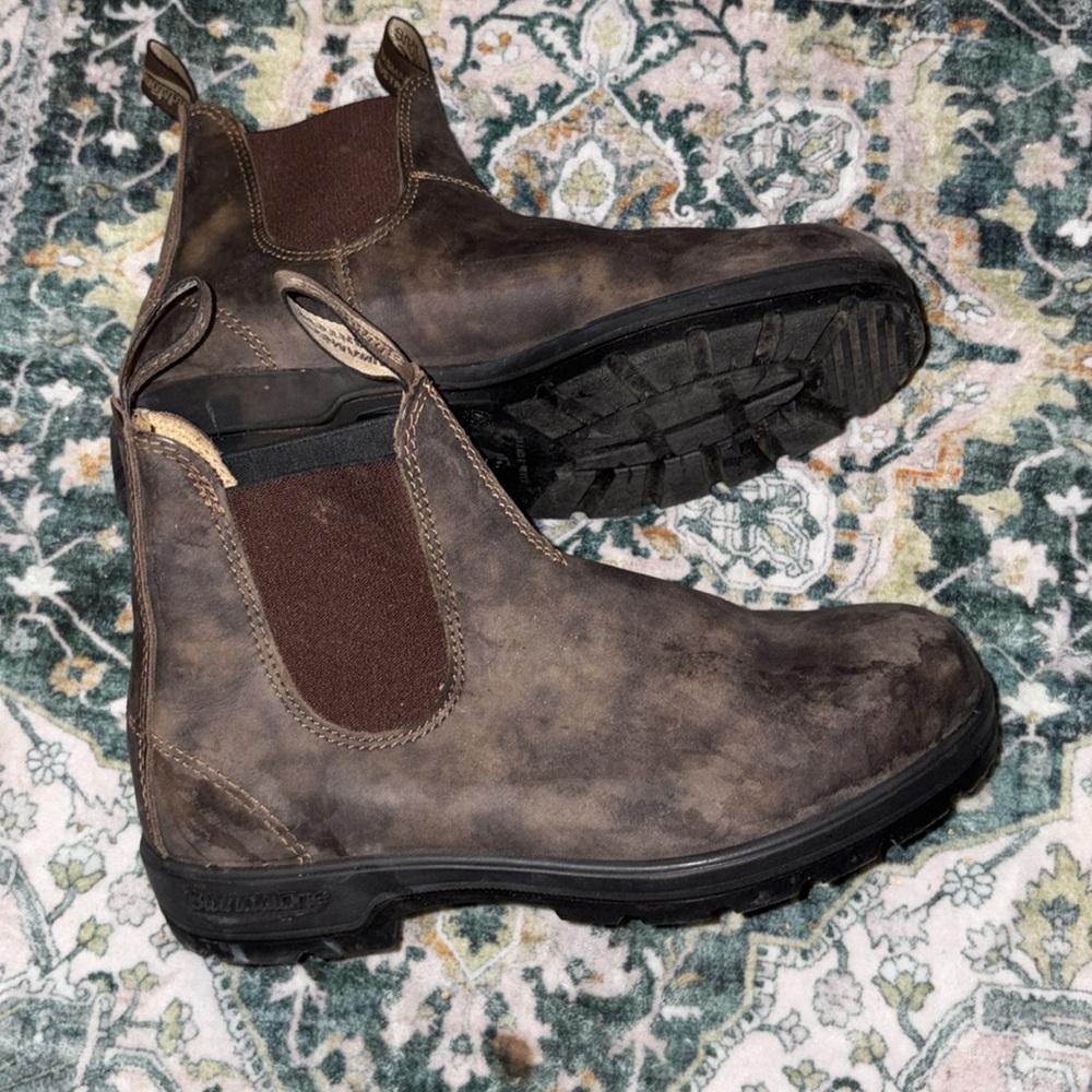 Barely worn Blundestones. Australia size 6; size 9.
